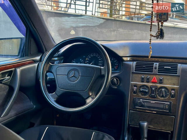 Синий Мерседес Е-Класс, объемом двигателя 2.3 л и пробегом 290 тыс. км за 1999 $, фото 19 на Automoto.ua