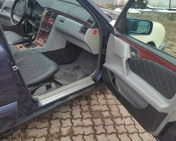 Синій Мерседес Е-Клас, об'ємом двигуна 2 л та пробігом 300 тис. км за 1800 $, фото 14 на Automoto.ua