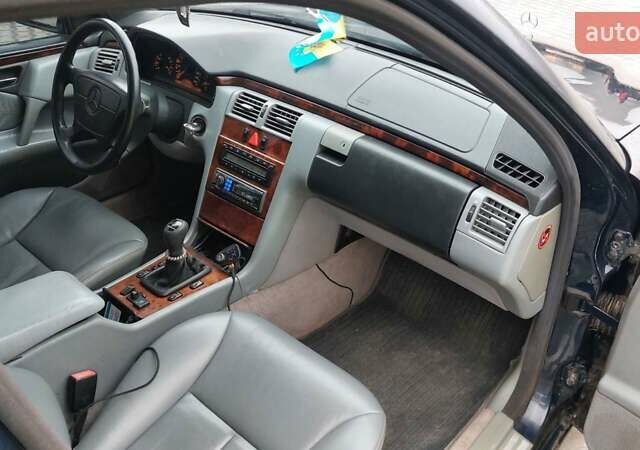 Синий Мерседес Е-Класс, объемом двигателя 2.8 л и пробегом 384 тыс. км за 1995 $, фото 18 на Automoto.ua