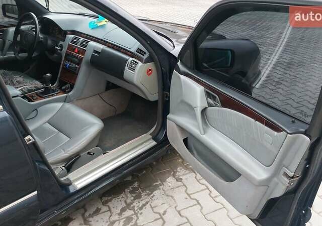 Синий Мерседес Е-Класс, объемом двигателя 2.8 л и пробегом 384 тыс. км за 1995 $, фото 15 на Automoto.ua