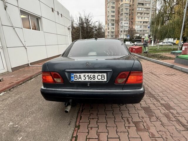 Синій Мерседес Е-Клас, об'ємом двигуна 2 л та пробігом 406 тис. км за 2400 $, фото 4 на Automoto.ua