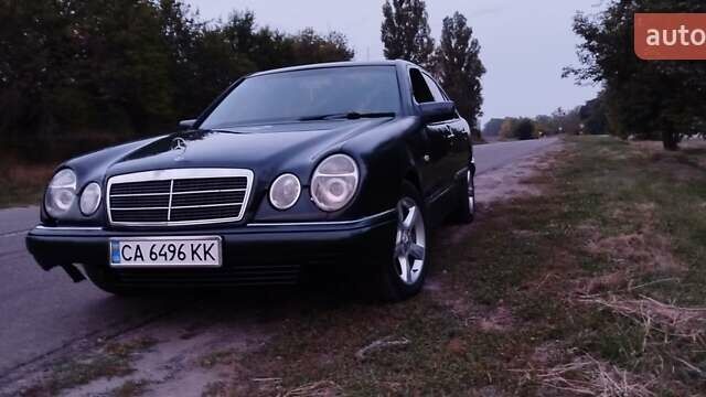 Синий Мерседес Е-Класс, объемом двигателя 2.8 л и пробегом 370 тыс. км за 2000 $, фото 4 на Automoto.ua