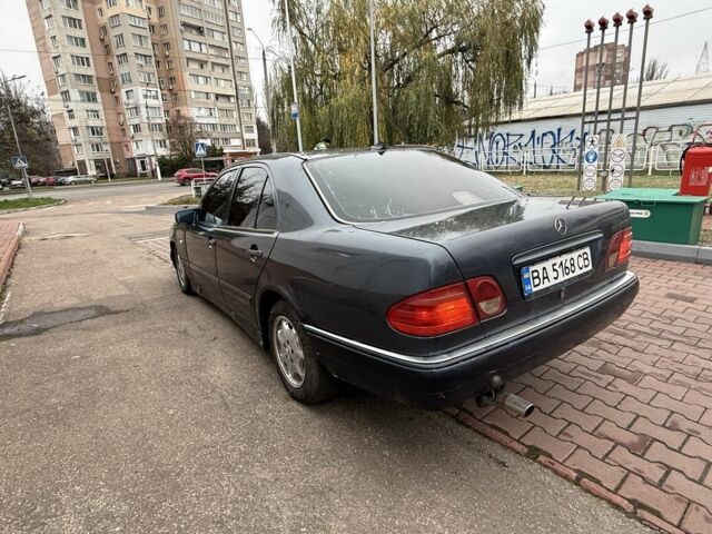 Синій Мерседес Е-Клас, об'ємом двигуна 2 л та пробігом 406 тис. км за 2400 $, фото 5 на Automoto.ua