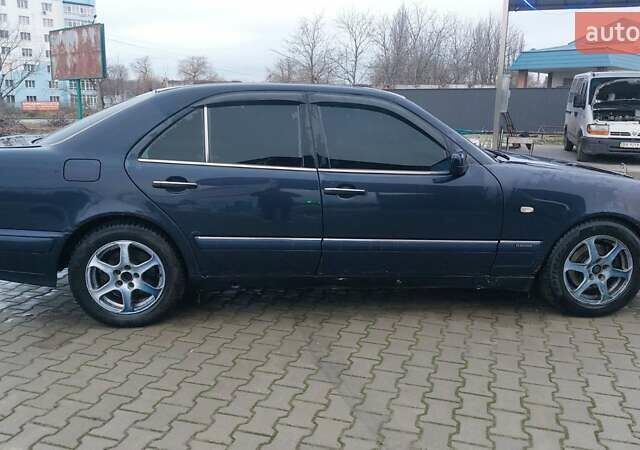Синий Мерседес Е-Класс, объемом двигателя 2.8 л и пробегом 384 тыс. км за 1995 $, фото 32 на Automoto.ua