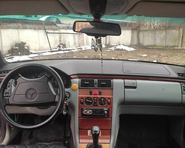 Синій Мерседес Е-Клас, об'ємом двигуна 2 л та пробігом 300 тис. км за 1800 $, фото 10 на Automoto.ua