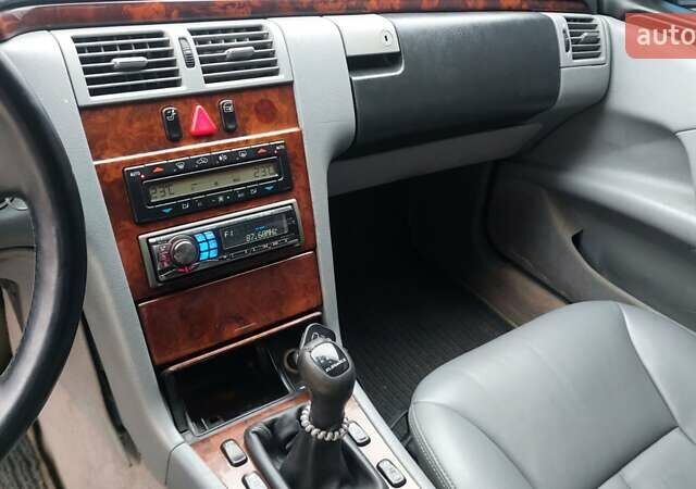 Синий Мерседес Е-Класс, объемом двигателя 2.8 л и пробегом 384 тыс. км за 1995 $, фото 5 на Automoto.ua