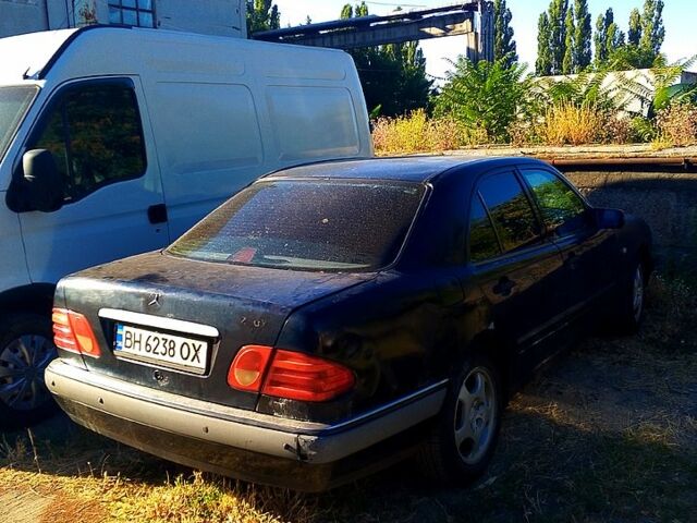 Синий Мерседес Е-Класс, объемом двигателя 2.2 л и пробегом 0 тыс. км за 1800 $, фото 1 на Automoto.ua