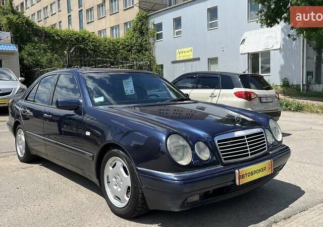 Мерседес Е-Класс 1997 в Николаеве на Automoto.ua Синий Мерседес Е-Класс, объемом двигателя 3.2 л и пробегом 284 тыс. км за 4400 $, фото 3 на Automoto.ua