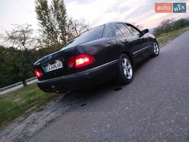 Синий Мерседес Е-Класс, объемом двигателя 2.8 л и пробегом 370 тыс. км за 2000 $, фото 5 на Automoto.ua