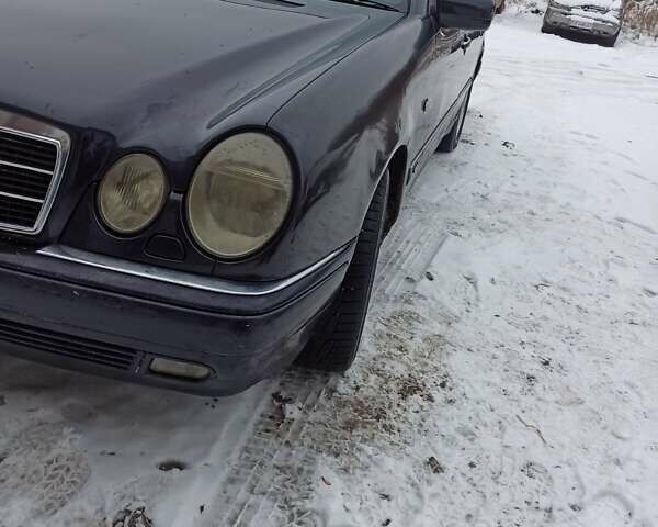 Синій Мерседес Е-Клас, об'ємом двигуна 2.2 л та пробігом 350 тис. км за 2800 $, фото 1 на Automoto.ua