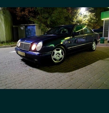 Синий Мерседес Е-Класс, объемом двигателя 2.8 л и пробегом 390 тыс. км за 3300 $, фото 1 на Automoto.ua