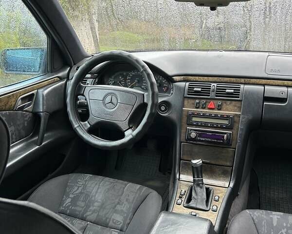 Синий Мерседес Е-Класс, объемом двигателя 3.2 л и пробегом 400 тыс. км за 4500 $, фото 3 на Automoto.ua