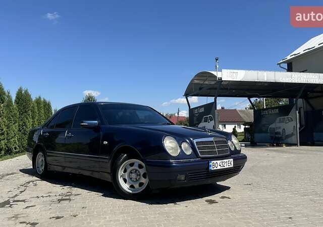 Синий Мерседес Е-Класс, объемом двигателя 2.3 л и пробегом 301 тыс. км за 3950 $, фото 4 на Automoto.ua