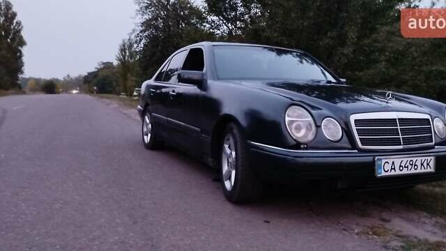 Синий Мерседес Е-Класс, объемом двигателя 2.8 л и пробегом 370 тыс. км за 2000 $, фото 2 на Automoto.ua