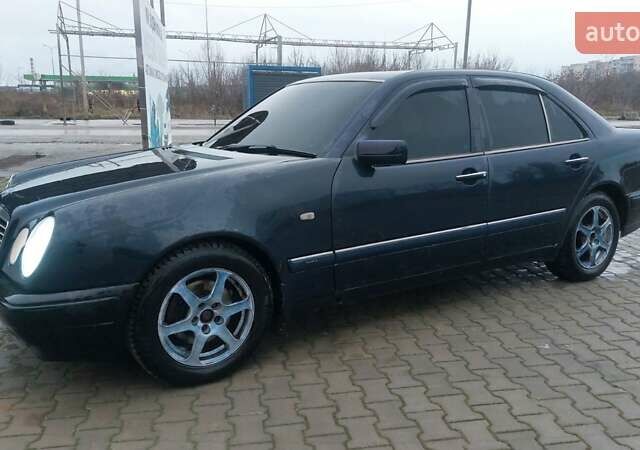 Синий Мерседес Е-Класс, объемом двигателя 2.8 л и пробегом 384 тыс. км за 1995 $, фото 24 на Automoto.ua