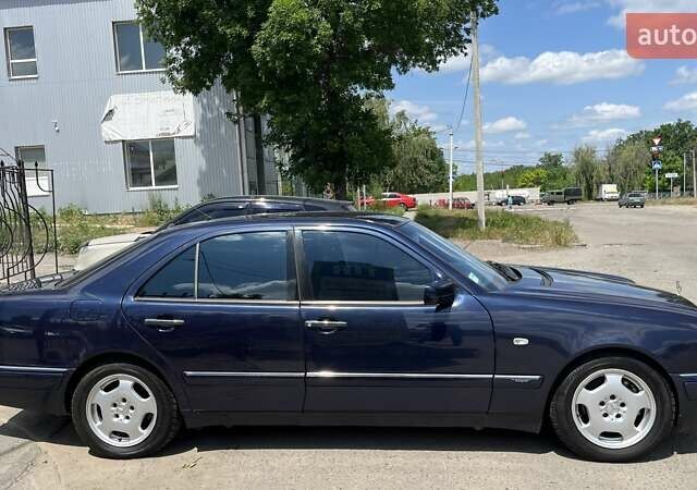 Мерседес Е-Класс 1997 в Николаеве на Automoto.ua Синий Мерседес Е-Класс, объемом двигателя 3.2 л и пробегом 284 тыс. км за 4400 $, фото 1 на Automoto.ua