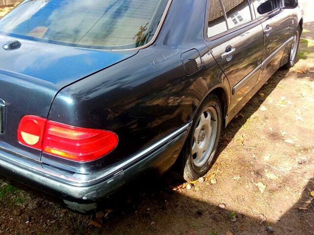 Синий Мерседес Е-Класс, объемом двигателя 3.2 л и пробегом 0 тыс. км за 2300 $, фото 3 на Automoto.ua