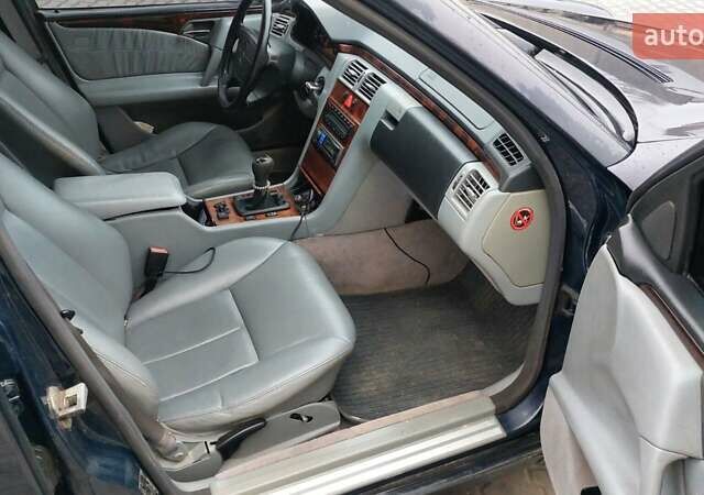 Синий Мерседес Е-Класс, объемом двигателя 2.8 л и пробегом 384 тыс. км за 1995 $, фото 17 на Automoto.ua