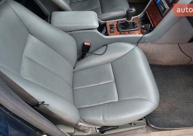 Синий Мерседес Е-Класс, объемом двигателя 2.8 л и пробегом 384 тыс. км за 1995 $, фото 19 на Automoto.ua