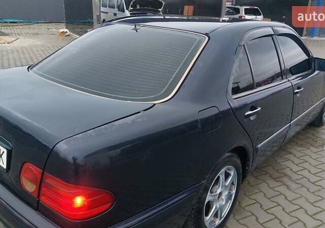 Синий Мерседес Е-Класс, объемом двигателя 2.8 л и пробегом 384 тыс. км за 1995 $, фото 43 на Automoto.ua