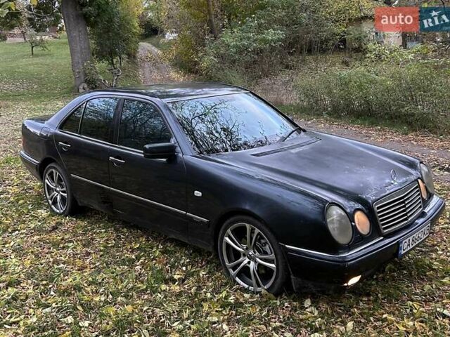 Синий Мерседес Е-Класс, объемом двигателя 3.2 л и пробегом 400 тыс. км за 4500 $, фото 2 на Automoto.ua