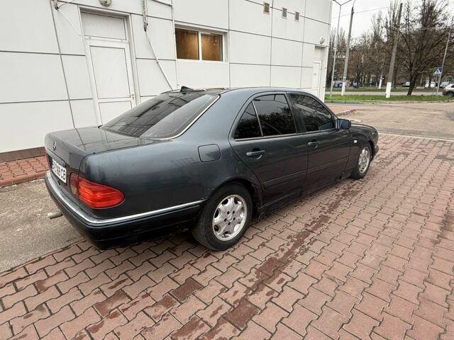 Синій Мерседес Е-Клас, об'ємом двигуна 2 л та пробігом 406 тис. км за 2400 $, фото 3 на Automoto.ua