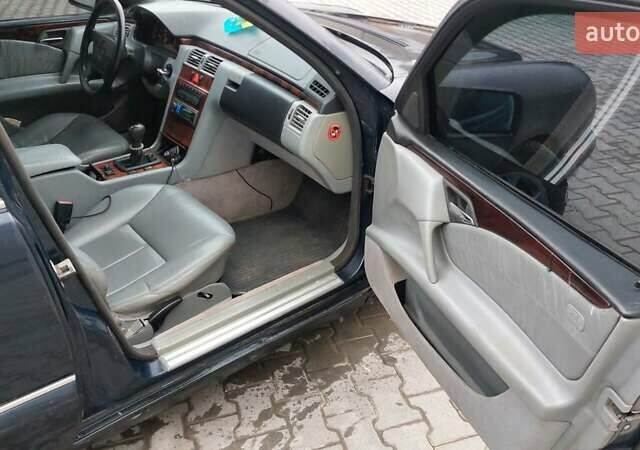 Синий Мерседес Е-Класс, объемом двигателя 2.8 л и пробегом 384 тыс. км за 1995 $, фото 16 на Automoto.ua