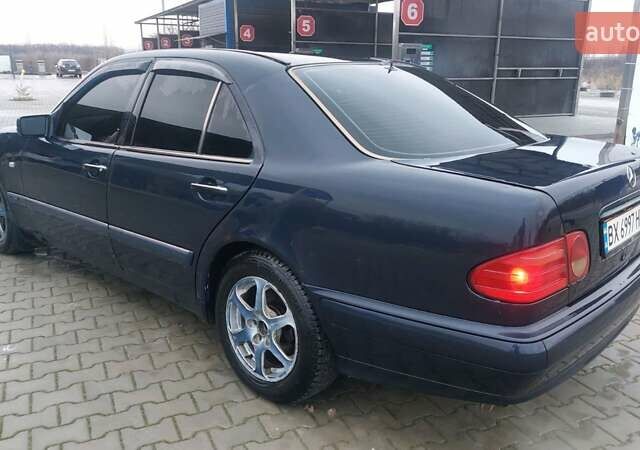 Синий Мерседес Е-Класс, объемом двигателя 2.8 л и пробегом 384 тыс. км за 1995 $, фото 26 на Automoto.ua
