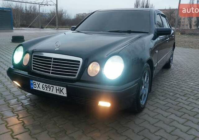 Синий Мерседес Е-Класс, объемом двигателя 2.8 л и пробегом 384 тыс. км за 1995 $, фото 23 на Automoto.ua