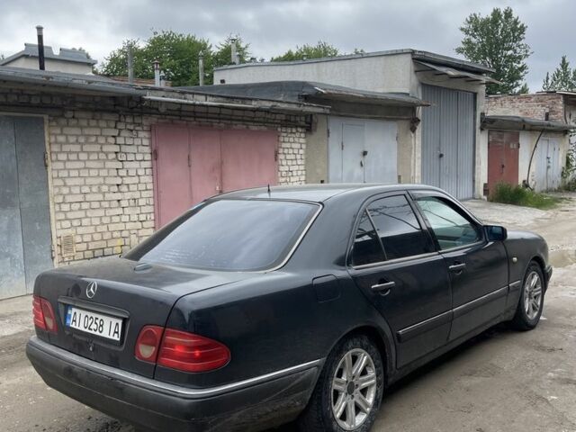 Синий Мерседес Е-Класс, объемом двигателя 2.8 л и пробегом 300 тыс. км за 2100 $, фото 7 на Automoto.ua