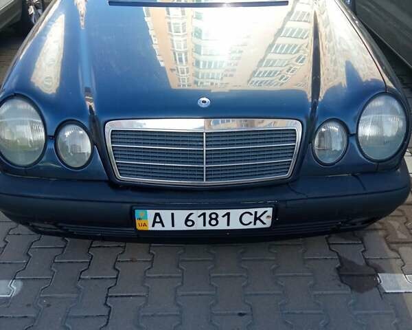 Синий Мерседес Е-Класс, объемом двигателя 2.2 л и пробегом 420 тыс. км за 2650 $, фото 2 на Automoto.ua
