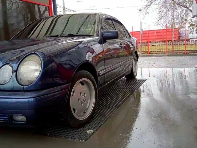 Синий Мерседес Е-Класс, объемом двигателя 2 л и пробегом 0 тыс. км за 3499 $, фото 1 на Automoto.ua