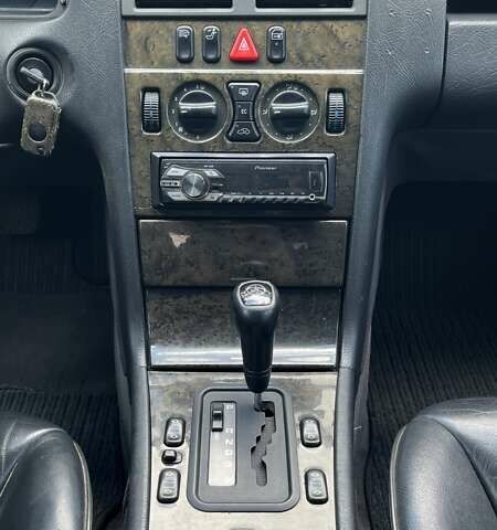 Мерседес Е-Класс 1997 в Николаеве на Automoto.ua Синий Мерседес Е-Класс, объемом двигателя 3.2 л и пробегом 284 тыс. км за 4400 $, фото 13 на Automoto.ua