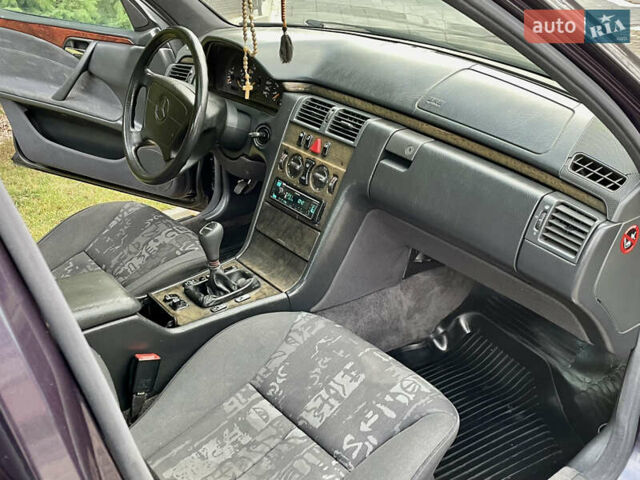 Синий Мерседес Е-Класс, объемом двигателя 2.3 л и пробегом 350 тыс. км за 2450 $, фото 25 на Automoto.ua