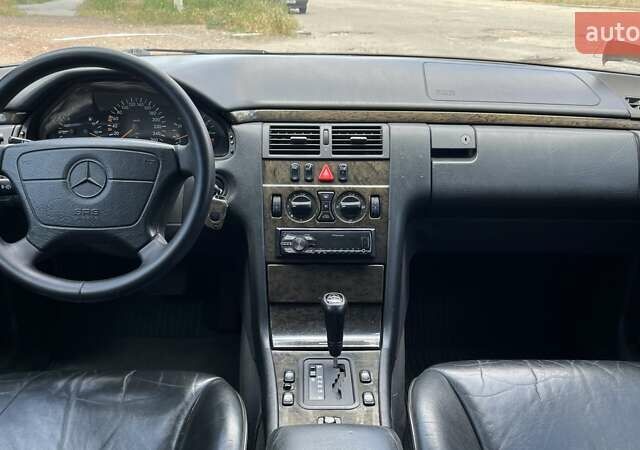 Мерседес Е-Класс 1997 в Николаеве на Automoto.ua Синий Мерседес Е-Класс, объемом двигателя 3.2 л и пробегом 284 тыс. км за 4400 $, фото 12 на Automoto.ua