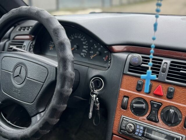 Синий Мерседес Е-Класс, объемом двигателя 2.9 л и пробегом 600 тыс. км за 1500 $, фото 9 на Automoto.ua