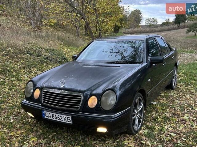 Синий Мерседес Е-Класс, объемом двигателя 3.2 л и пробегом 400 тыс. км за 4500 $, фото 1 на Automoto.ua