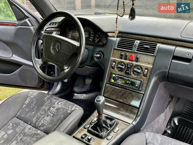 Синий Мерседес Е-Класс, объемом двигателя 2.3 л и пробегом 350 тыс. км за 2450 $, фото 24 на Automoto.ua