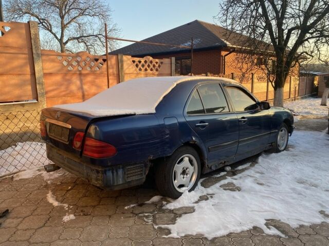 Синій Мерседес Е-Клас, об'ємом двигуна 2 л та пробігом 200 тис. км за 2100 $, фото 2 на Automoto.ua