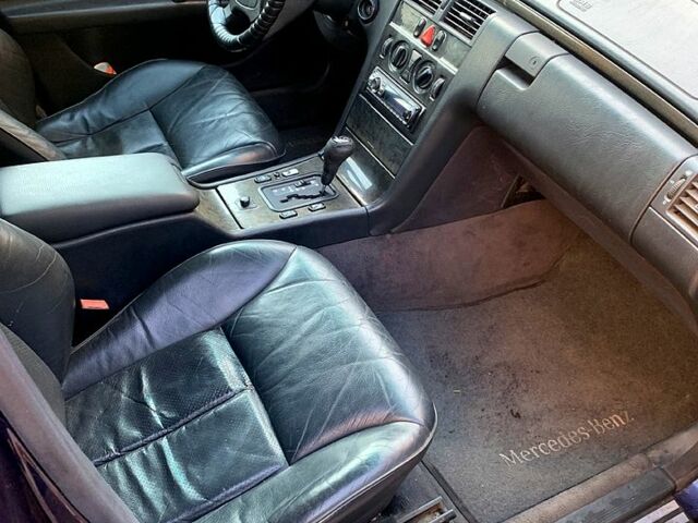 Синий Мерседес Е-Класс, объемом двигателя 2.8 л и пробегом 214 тыс. км за 2600 $, фото 1 на Automoto.ua