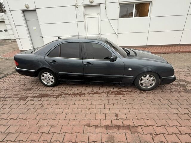 Синій Мерседес Е-Клас, об'ємом двигуна 2 л та пробігом 406 тис. км за 2400 $, фото 2 на Automoto.ua