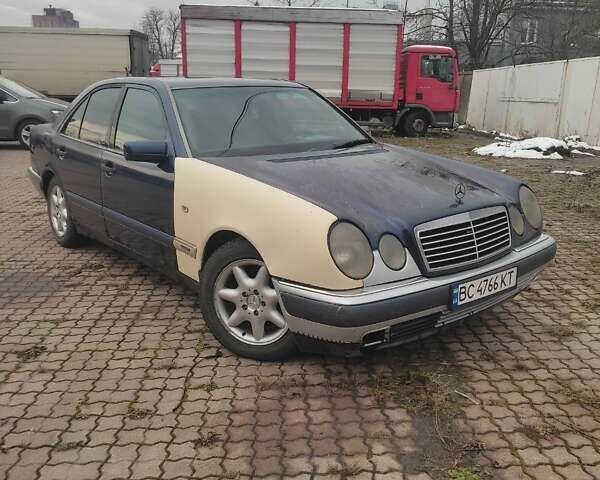 Синій Мерседес Е-Клас, об'ємом двигуна 2 л та пробігом 300 тис. км за 1800 $, фото 2 на Automoto.ua