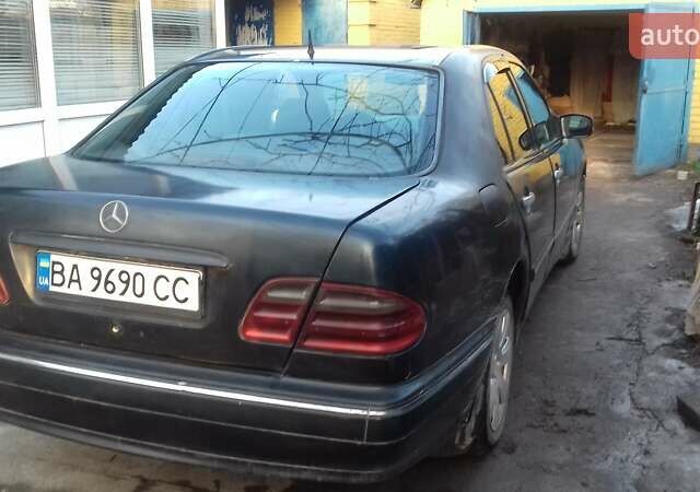 Синий Мерседес Е-Класс, объемом двигателя 2 л и пробегом 350 тыс. км за 3200 $, фото 3 на Automoto.ua