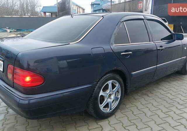 Синий Мерседес Е-Класс, объемом двигателя 2.8 л и пробегом 384 тыс. км за 1995 $, фото 31 на Automoto.ua