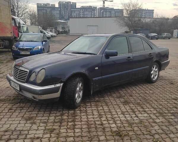 Синій Мерседес Е-Клас, об'ємом двигуна 2 л та пробігом 300 тис. км за 1800 $, фото 3 на Automoto.ua