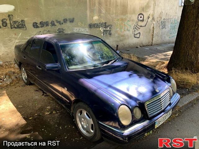 Синий Мерседес Е-Класс, объемом двигателя 2.8 л и пробегом 214 тыс. км за 2600 $, фото 3 на Automoto.ua