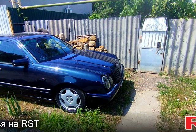 Синій Мерседес Е-Клас, об'ємом двигуна 3.2 л та пробігом 377 тис. км за 3500 $, фото 2 на Automoto.ua