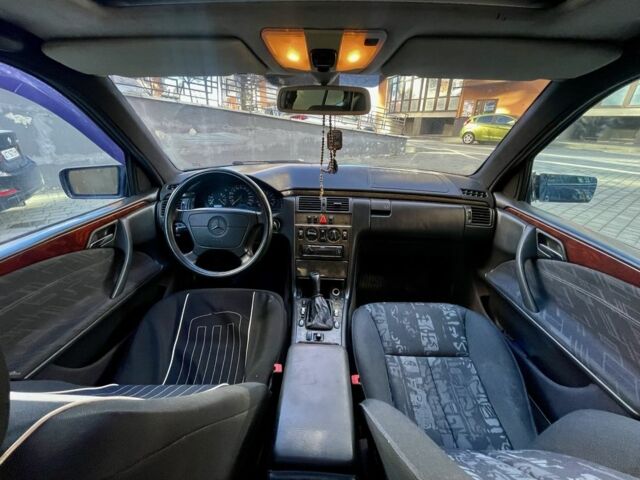 Синій Мерседес Е-Клас, об'ємом двигуна 2.3 л та пробігом 290 тис. км за 1999 $, фото 5 на Automoto.ua