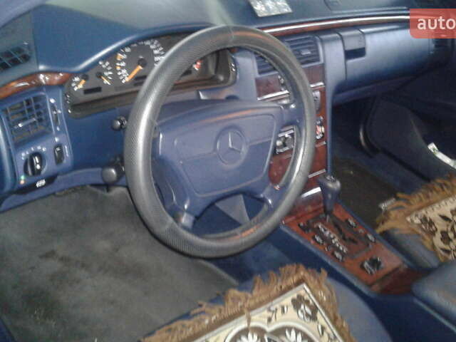 Синий Мерседес Е-Класс, объемом двигателя 2 л и пробегом 321 тыс. км за 4250 $, фото 3 на Automoto.ua