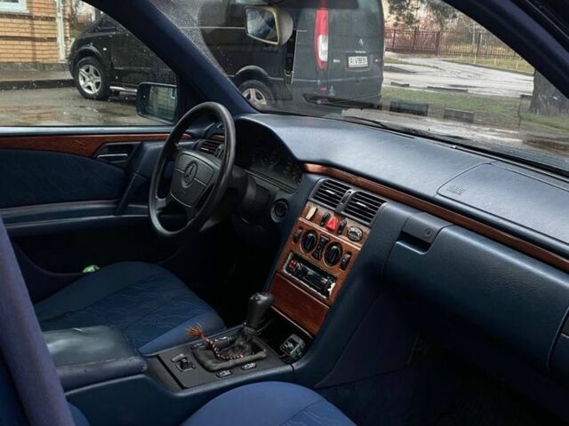 Синий Мерседес Е-Класс, объемом двигателя 2 л и пробегом 472 тыс. км за 2850 $, фото 4 на Automoto.ua